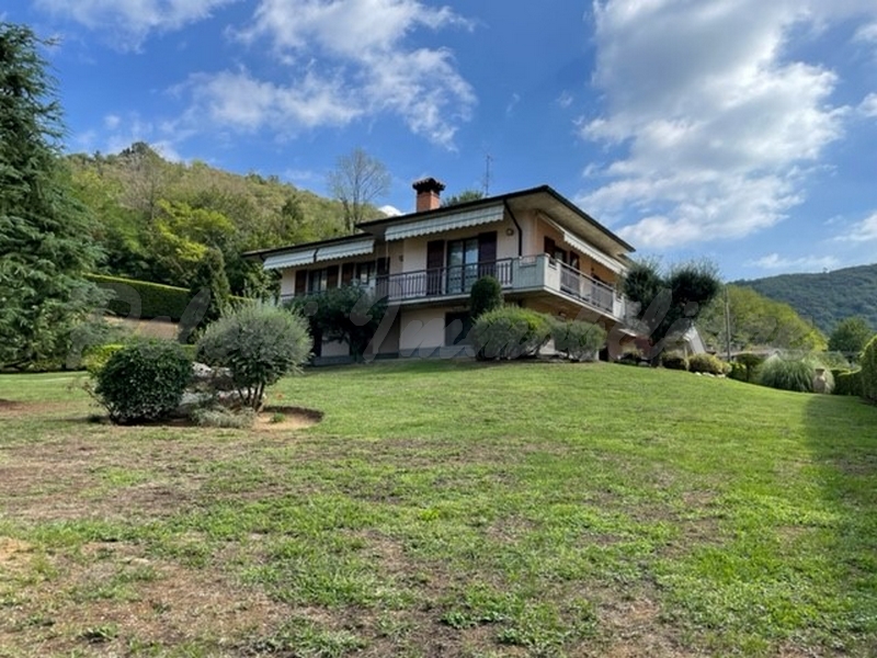 Zandobbio, villa singola immersa nella natura