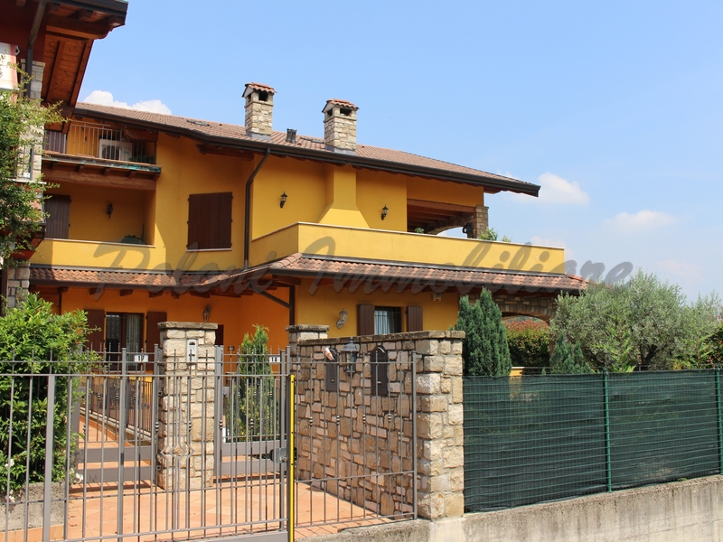 Brusaporto, elegante attico in villa