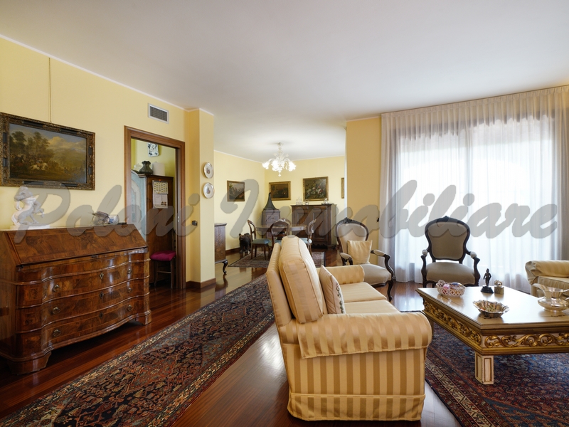 Brusaporto, elegante attico in villa