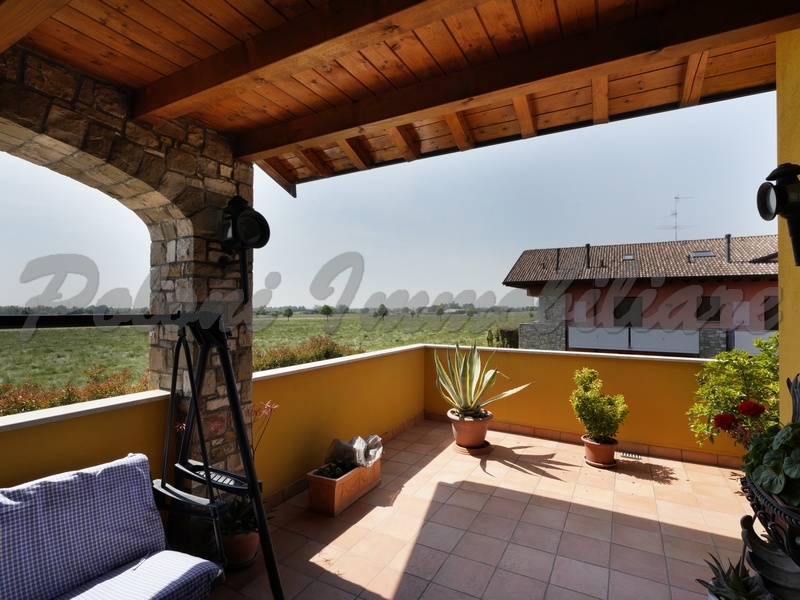 Brusaporto, elegante attico in villa