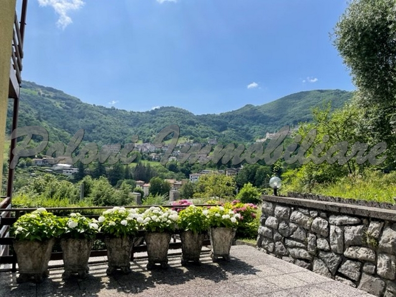 Casazza, villa bifamiliare con terreni