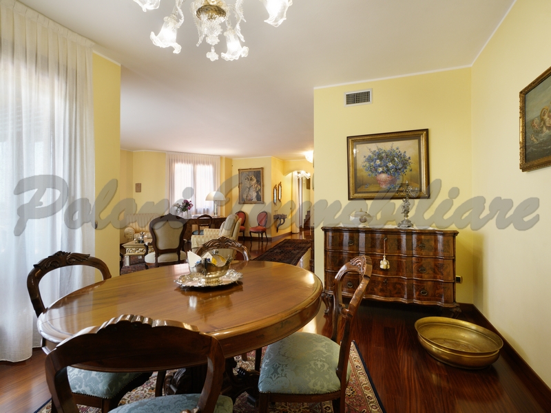 Brusaporto, elegante attico in villa