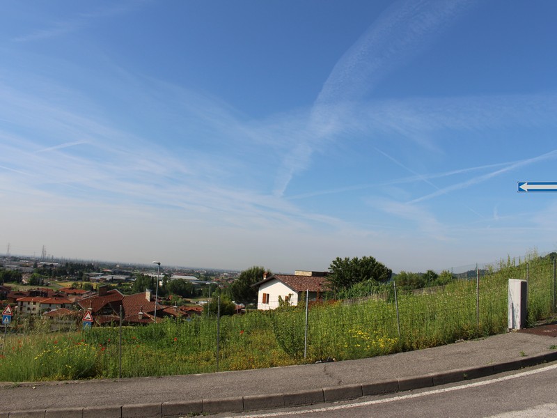 Terreno edificabile con progetto gia' approvato per villa singola. Scopri di piu'...