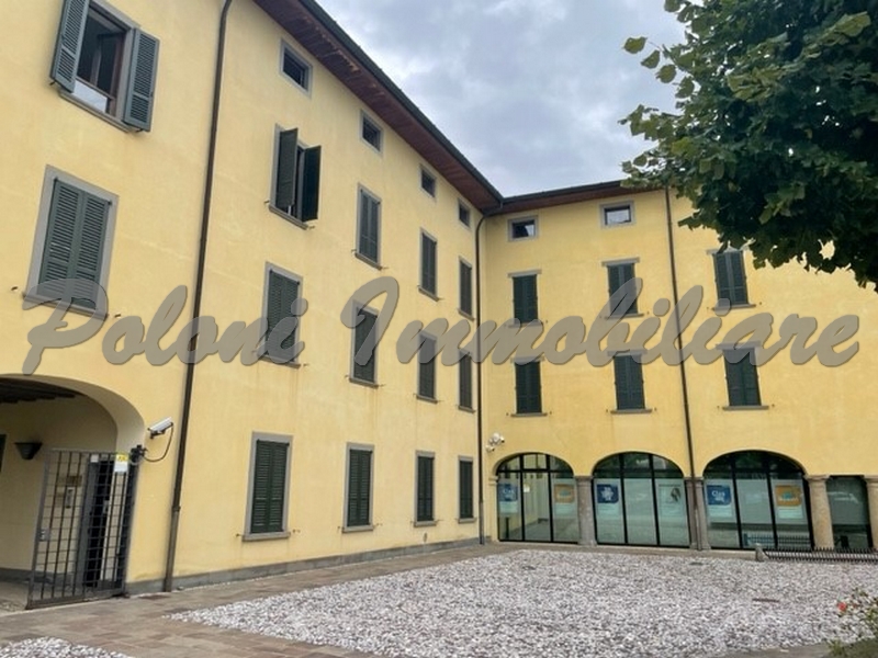 Ghisalba, ufficio in palazzina storica
