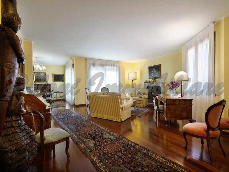 Brusaporto, elegante attico in villa