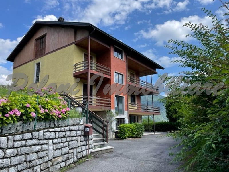 Casazza, villa bifamiliare con terreni