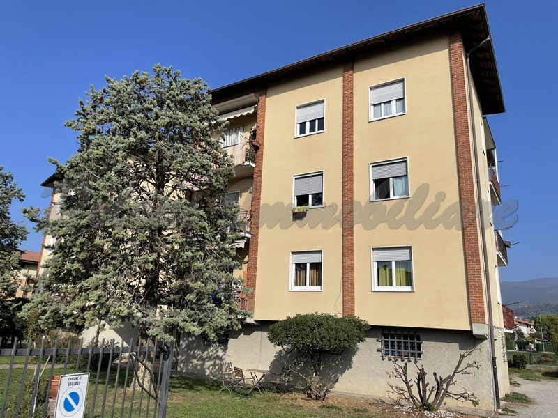 Gorlago, ampio trilocale all'ultimo piano