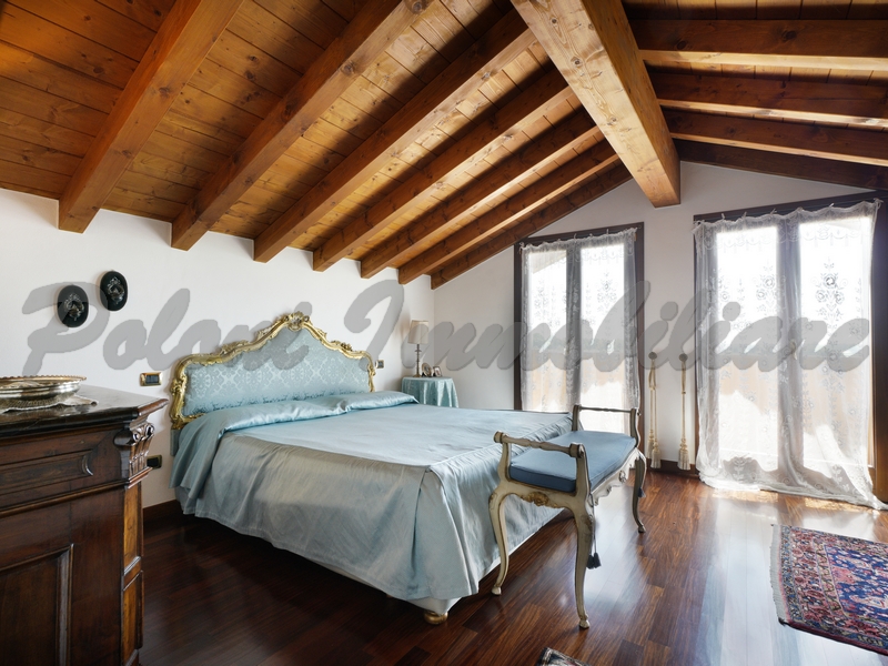 Brusaporto, elegante attico in villa