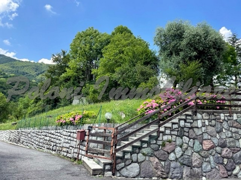Casazza, villa bifamiliare con terreni
